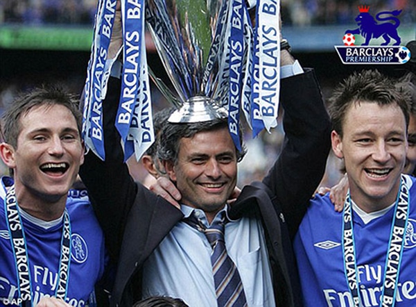 Jose Mourinho resting the 2007 Premier League trophy on his head with Chelsea football players Frank Lampard and John Terry
